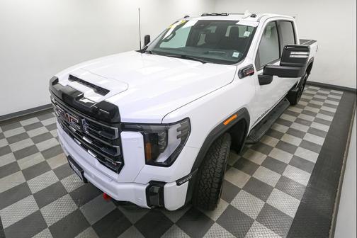 Summit White 2024 GMC Sierra 2500 AT4