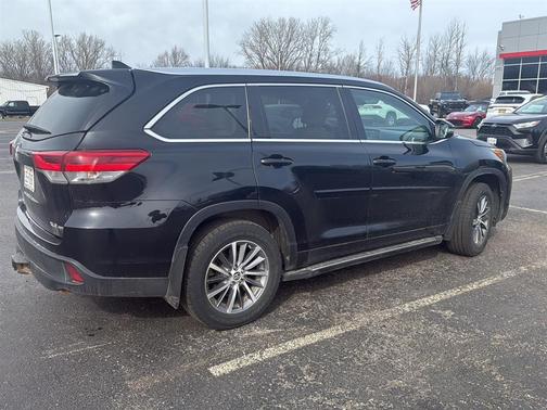 Midnight Black Metallic 2017 Toyota Highlander XLE