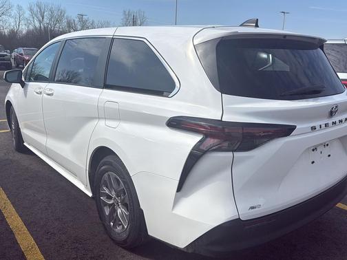 2024 Toyota Sienna LE