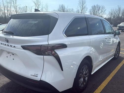 2024 Toyota Sienna LE