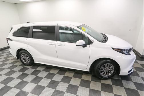 2024 Toyota Sienna LE
