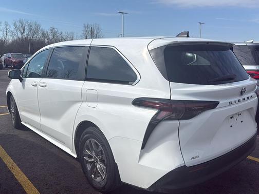 2024 Toyota Sienna LE