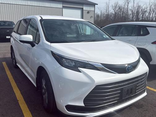 2024 Toyota Sienna LE