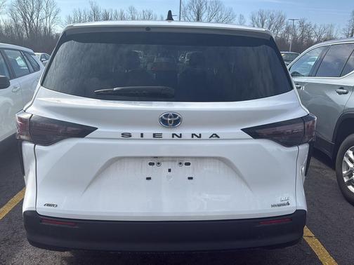 2024 Toyota Sienna LE