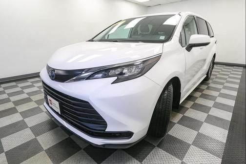 2024 Toyota Sienna LE
