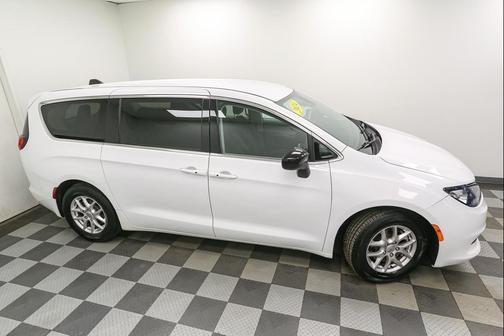 2024 Chrysler Voyager LX