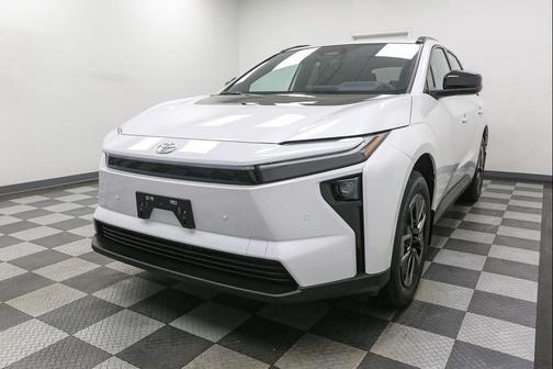 Wind Chill Pearl 2026 Toyota bZ XLE Plus