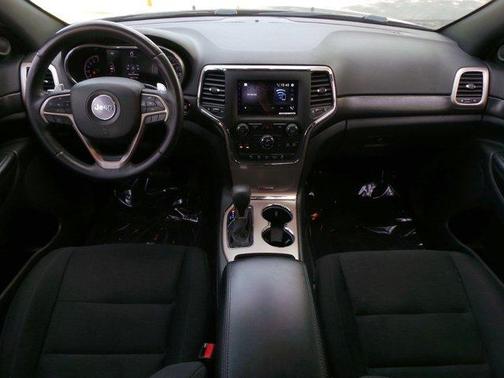 Diamond Black Crystal Pearlcoat 2017 Jeep Grand Cherokee Laredo