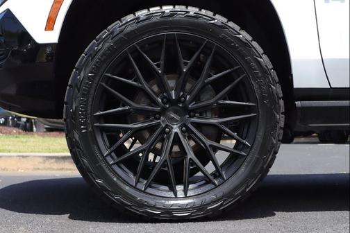 Summit White 2025 GMC Yukon AT4 4WD