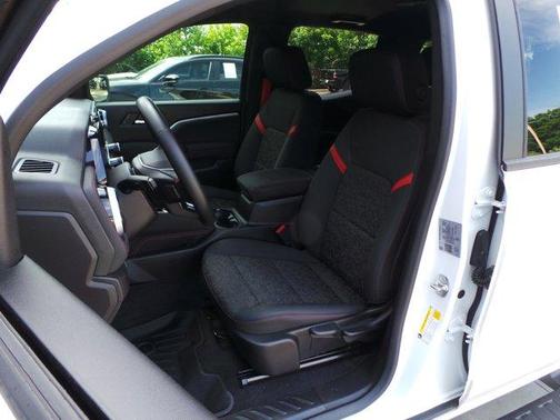 Summit White 2024 Chevrolet Colorado Z71