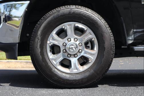 Diamond Black Crystal Pearlcoat 2023 RAM 2500 Big Horn Crew Cab 4x4 8' Box