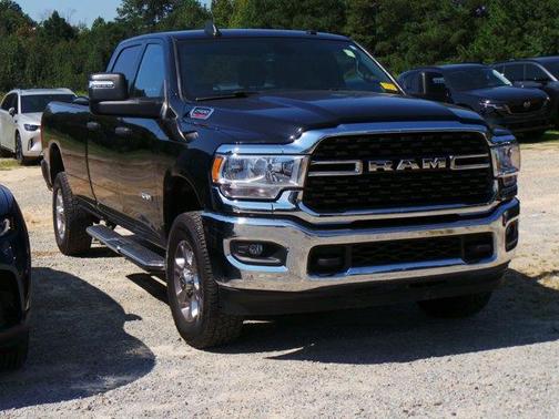 Diamond Black Crystal Pearlcoat 2023 RAM 2500 Big Horn Crew Cab 4x4 8' Box