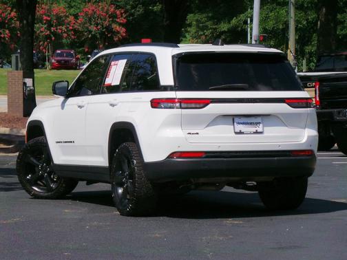 Bright White Clearcoat 2023 Jeep Grand Cherokee Altitude