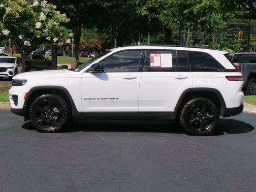 Bright White Clearcoat 2023 Jeep Grand Cherokee Altitude