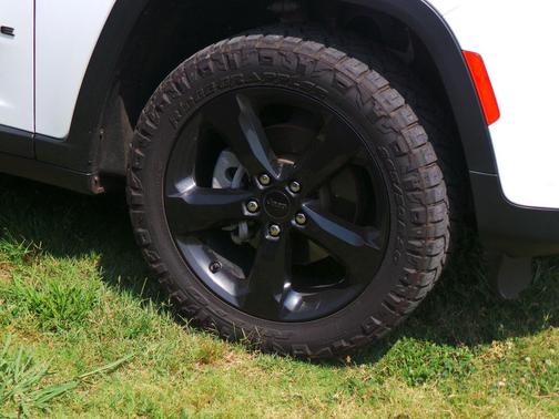Bright White Clearcoat 2023 Jeep Grand Cherokee Altitude
