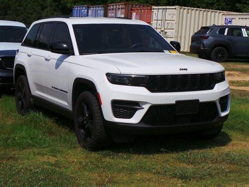 Bright White Clearcoat 2023 Jeep Grand Cherokee Altitude