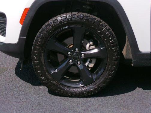 Bright White Clearcoat 2023 Jeep Grand Cherokee Altitude