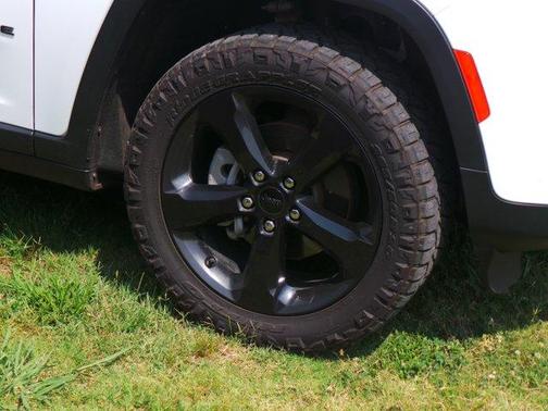 Bright White Clearcoat 2023 Jeep Grand Cherokee Altitude