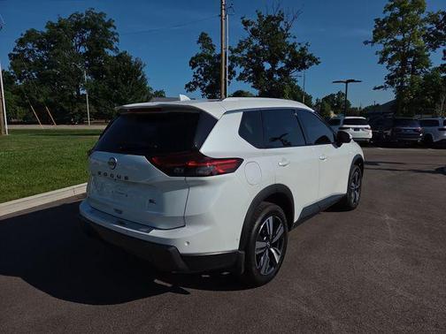 Everest White Pearl 2025 Nissan Rogue SL