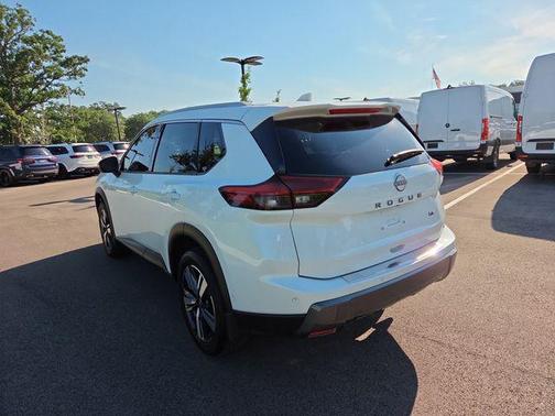 Everest White Pearl 2025 Nissan Rogue SL