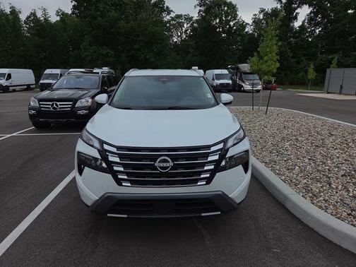 Everest White Pearl 2025 Nissan Rogue SL