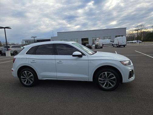 Glacier White Metallic 2023 Audi Q5 45 S line Premium Plus