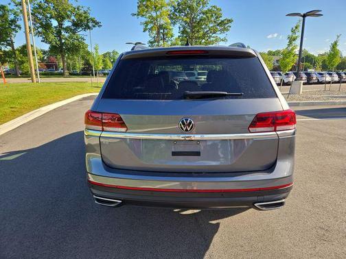Platinum Gray Metallic 2023 Volkswagen Atlas 2.0T SE w/Technology