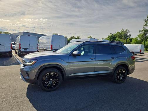 Platinum Gray Metallic 2023 Volkswagen Atlas 2.0T SE w/Technology