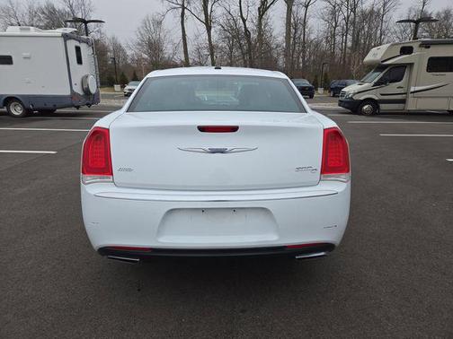 Bright White Clearcoat 2017 Chrysler 300C Platinum