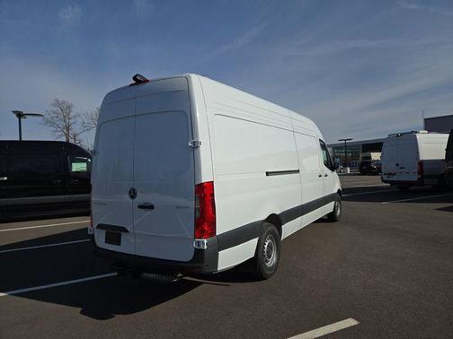 Arctic White 2026 Mercedes-Benz Sprinter 2500 Cargo 170 WB
