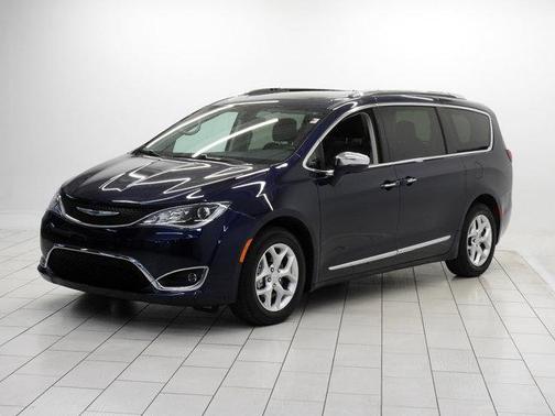 Photo 3 of 39 of 2020 Chrysler Pacifica Limited