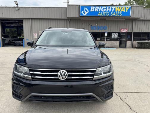 Deep Black Pearl 2019 Volkswagen Tiguan 2.0T SE