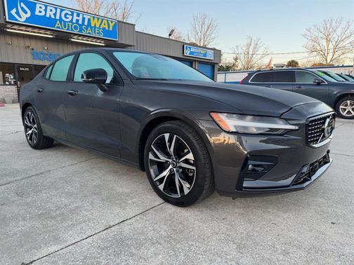 2024 Volvo S60 B5 Plus Dark Theme