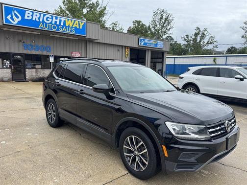 Deep Black Pearl 2019 Volkswagen Tiguan 2.0T SE