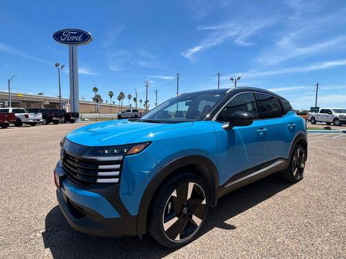 Arctic Ice Blue Metallic/Super Black 2025 Nissan Kicks SR