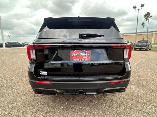 Agate Black Metallic 2026 Ford Explorer ST-Line