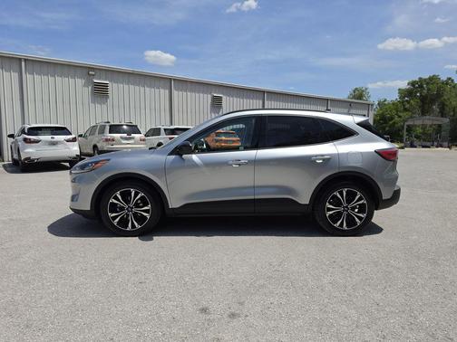 Iconic Silver Metallic 2021 Ford Escape SE