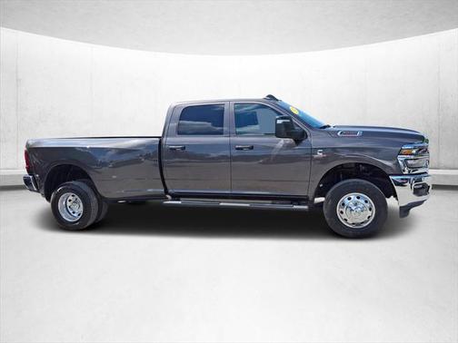 2025 RAM 3500 Tradesman Crew Cab 4x4 8' Box