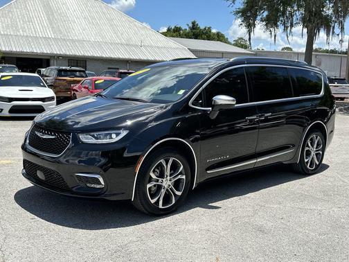 Diamond Black 2024 Chrysler Pacifica L