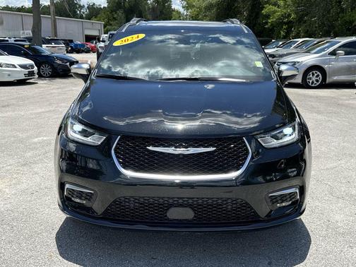 Diamond Black 2024 Chrysler Pacifica L
