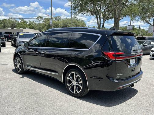 Diamond Black 2024 Chrysler Pacifica L