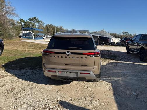 2023 Nissan Pathfinder Platinum FWD