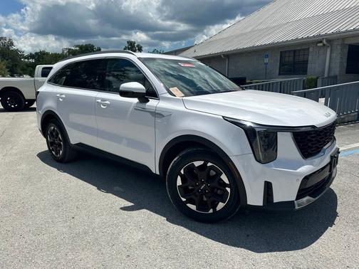White Pearl 2024 Kia Sorento S