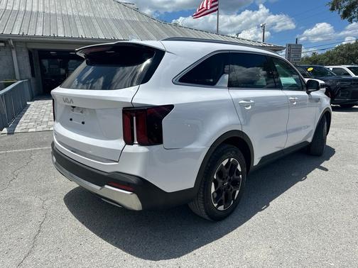 White Pearl 2024 Kia Sorento S