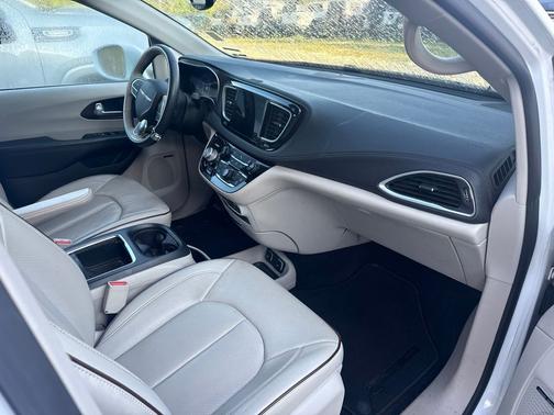 Bright White Clearcoat 2017 Chrysler Pacifica Base