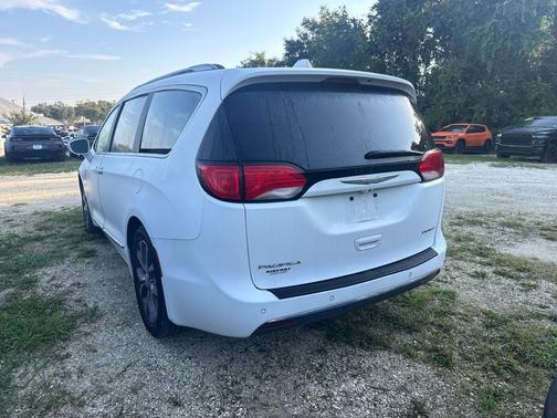 Bright White Clearcoat 2017 Chrysler Pacifica Base