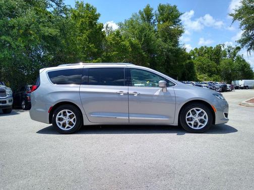 Billet Silver Metallic Clearcoat 2019 Chrysler Pacifica Touring-L Plus