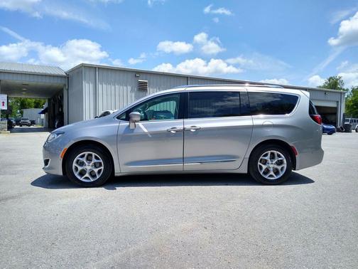 Billet Silver Metallic Clearcoat 2019 Chrysler Pacifica Touring-L Plus