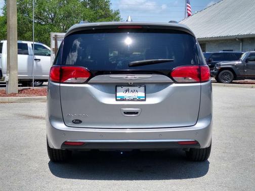Billet Silver Metallic Clearcoat 2019 Chrysler Pacifica Touring-L Plus