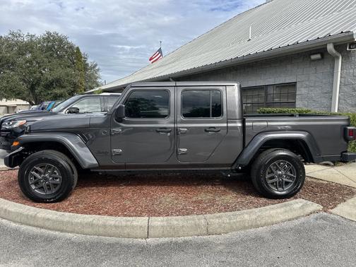 Crystal Metallic 2026 Jeep Gladiator Sport S